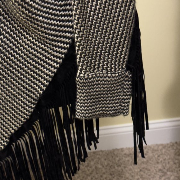 TEMPO PARIS Sweater Cape Pancho Size Small NWOT - Picture 4 of 5